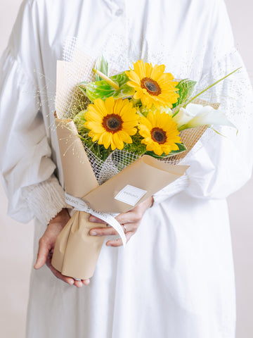 ひまわりの爽やかな花束 M