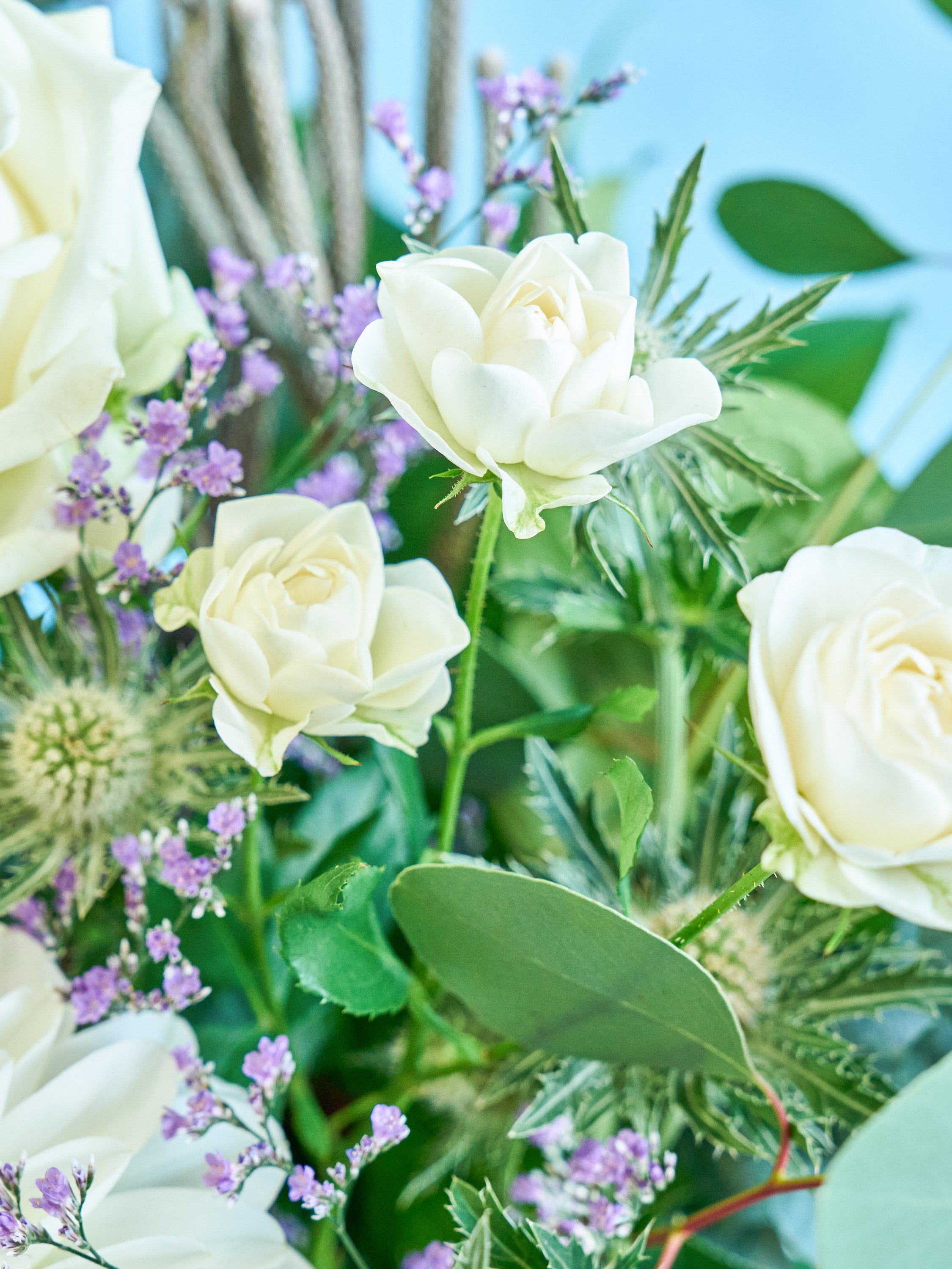 ウィンター】ホワイトローズのクラシカルなアレンジメント L | お花の