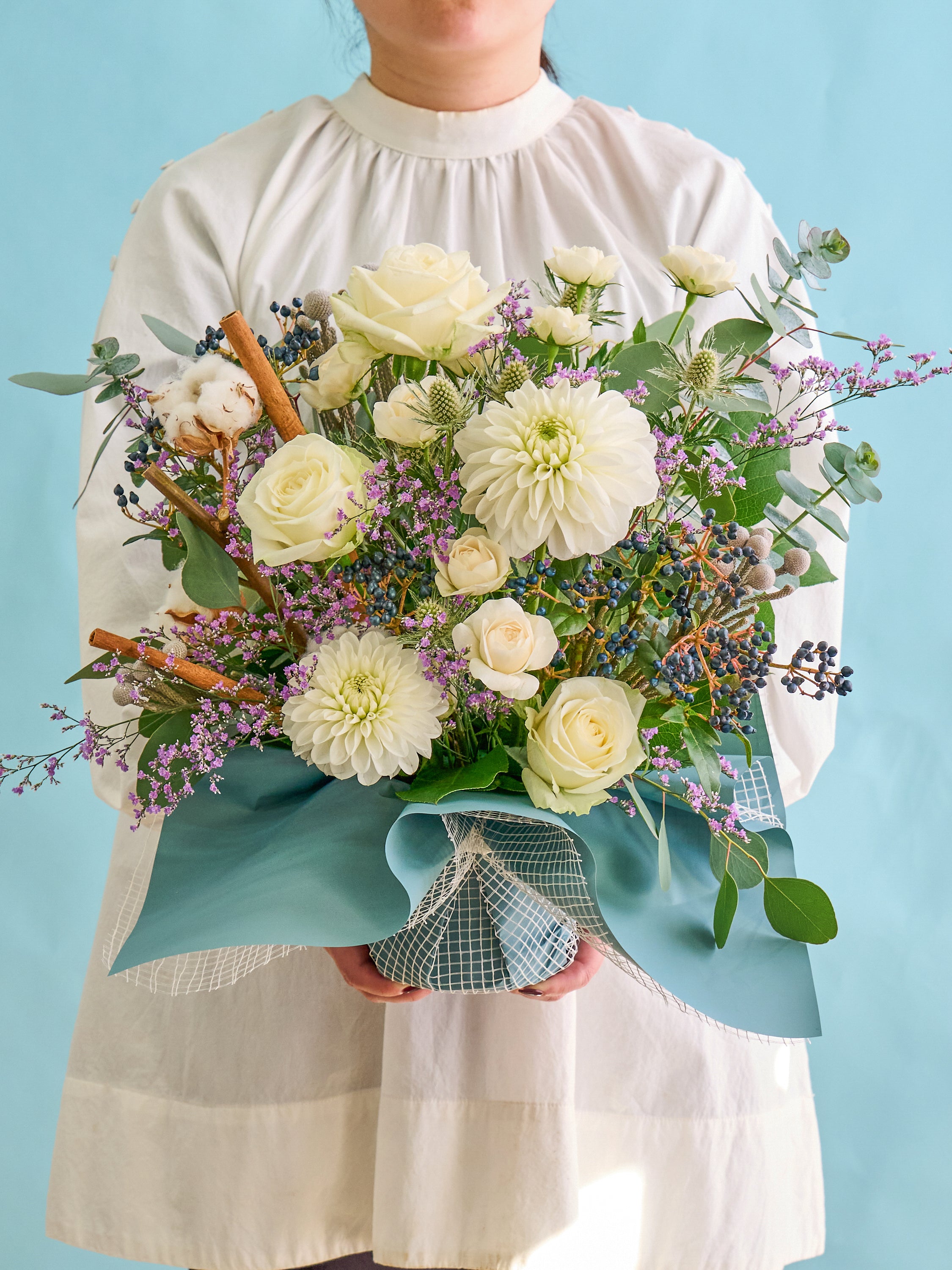 【ウィンターシリーズ】ホワイトローズのクラシカルなアレンジメント L