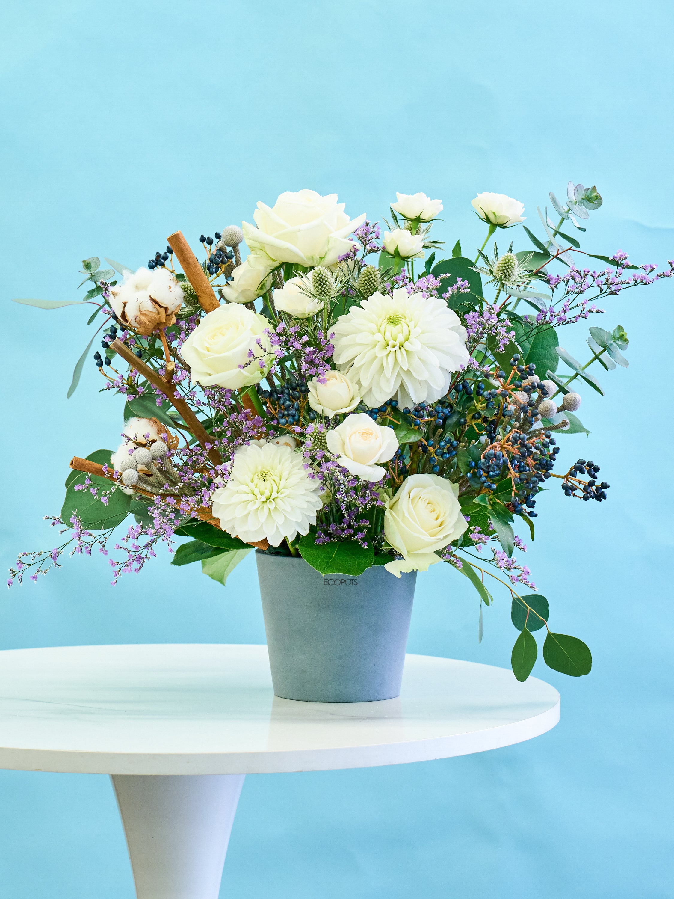 ウィンター】ホワイトローズのクラシカルなアレンジメント L | お花の