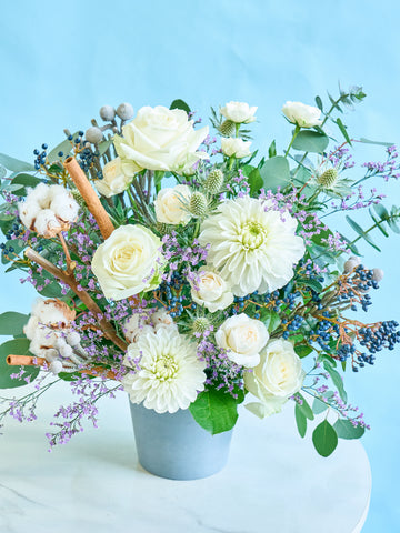 【ウィンター】ホワイトローズのクラシカルなアレンジメント L