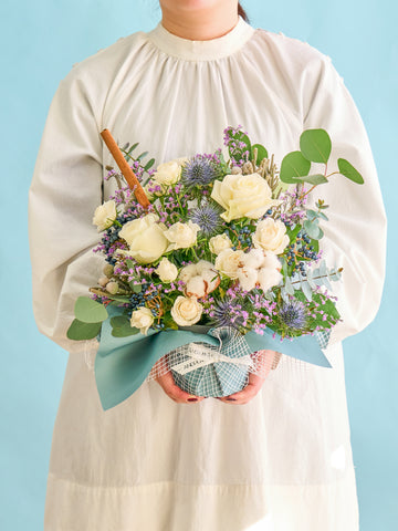 【ウィンターシリーズ】ホワイトローズのクラシカルなアレンジメント M