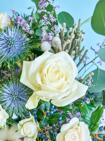 【ウィンター】ホワイトローズのクラシカルなアレンジメント M