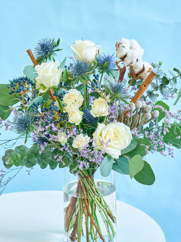 【ウィンター】ホワイトローズのクラシカルな花束 L