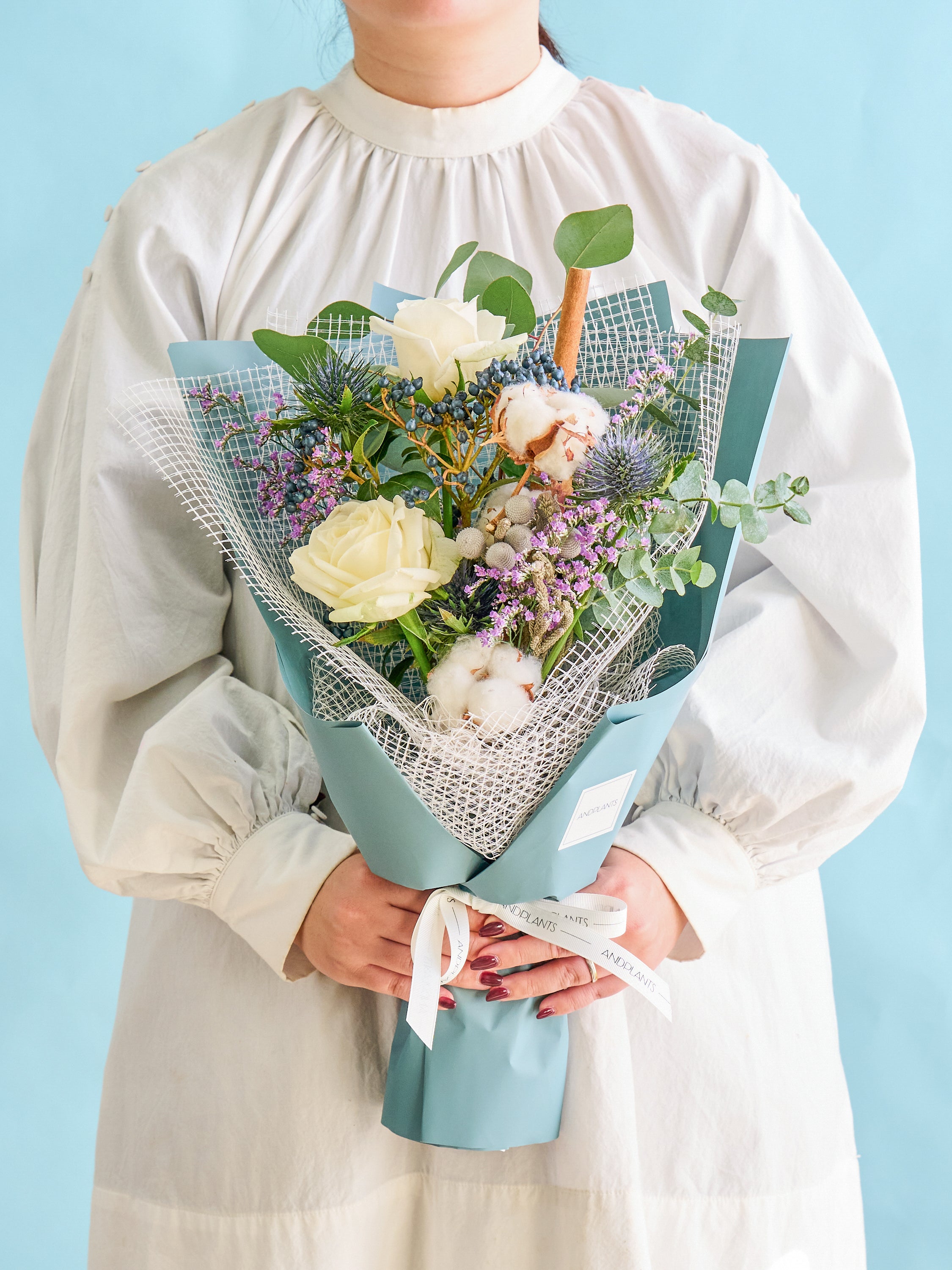 【ウィンターシリーズ】ホワイトローズのクラシカルな花束 M