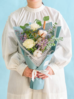 【ウィンターシリーズ】ホワイトローズのクラシカルな花束 M