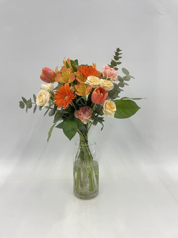 【誕生日ギフト】フローリストにおまかせ 季節の花束 M - オレンジ -